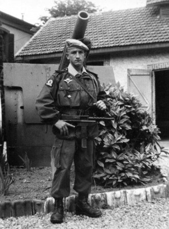 Gérard DEHARBE  en tenue de parade col ouvert  ,prend la garde le 19 juin 1965