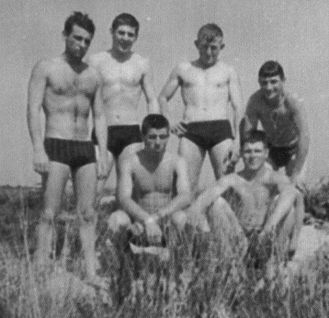  un groupe de parachutistes en maillot de bain ,légendée   :les chippendales du 1° RCP. .