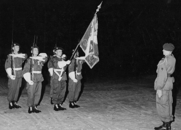  Photo prise de nuit à IDRON également pour Présentation au Drapeau et Fourragères du contingent 1963 2 C  Porte Drapeau Lieutenant BOS  Le Colonel VARENNES Chef de Corps salue le Drapeau "