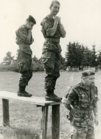 Le Sergent Chef TONY JACQUETTI présente le BANC cependant que deux Aides Moniteur se préparent à effectuer la démonstration au commandement