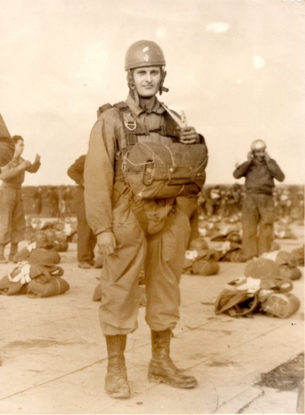 Le parachutiste pret à sauter porte une combinaison .Il est chaussé de bottes de saut  (U.S. ..la photo datant de décembre 1947 )