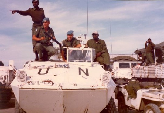 Au GHANBATT  Sergent chef J.MEZIERE et Sergent FANCHON sur un VAB Ghanéen