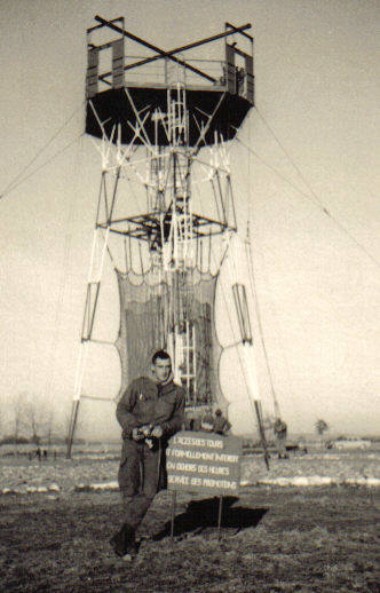    Le parachutiste BONNET en 1964 à la BETAP devant celle qu'il a sautée le matin même