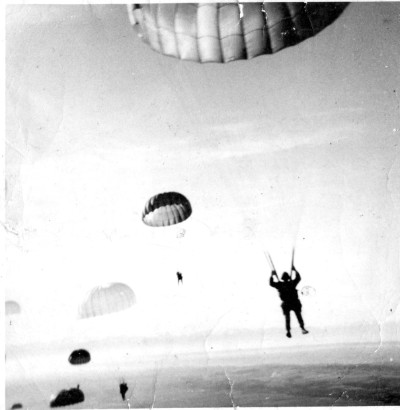 Les parachutes étaient à ouverture suspentes d' abord et d'une surface de seulement 60 mètres carrés.