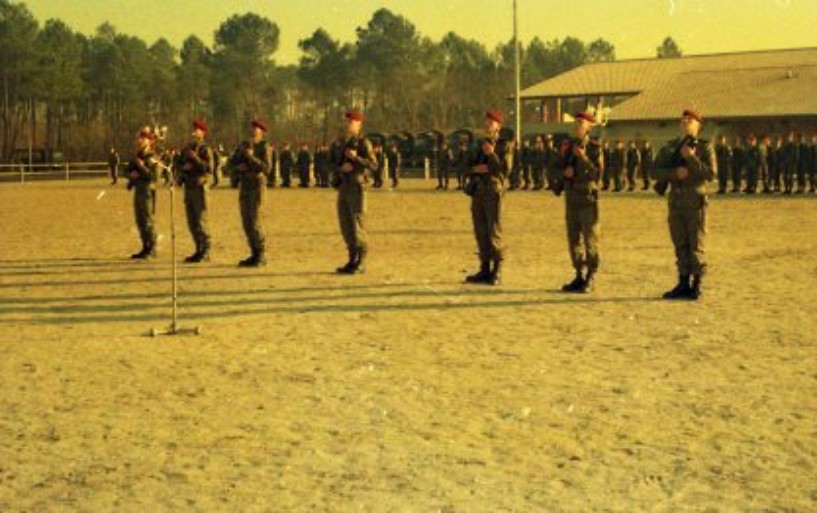  Un groupe de Jeunes Appelés Volontaires Parachutistes de la 1988-12 méritant se préparant à recevoir les Fourragères de la main des autorités. Les Foulards verts indiquent la 1° compagnie .  