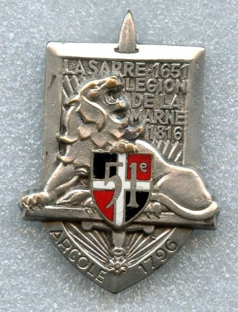  Insigne du 51°Régiment d' Infanterie  .Créé en 1651 son Drapeau est décoré de la Légion d' Honneur au MEXIQUE en 1863 Il a mérité la fourragère Médaille Militaire au titre de la Grande Guerre .Le Lion de BELFORT a survècu un temps aux dissolutions de l' après 1962