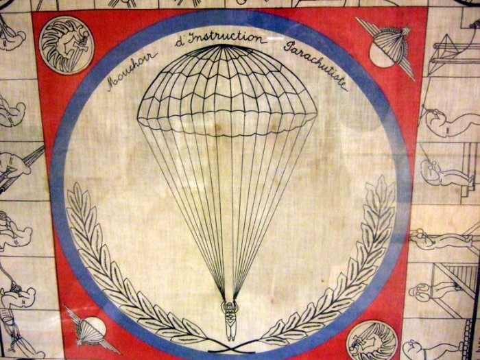Le motif principal du carré tricolore est un parachutiste en cours de descente sous voile .L' aspect général du parachute est celui du T 5 U.S. en service pendant la II° Guerre Mondiale et conservé jusqu' aux années 50