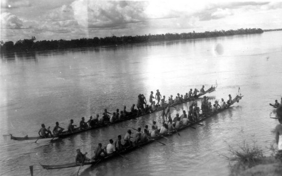  Les Laotiens ont la réputation d' être de bons piroguiers ,aussi des courses étaient elles organisées entre les unités du 1° Bataillon de Paras LAO  à bord de pirogues traditionnelles