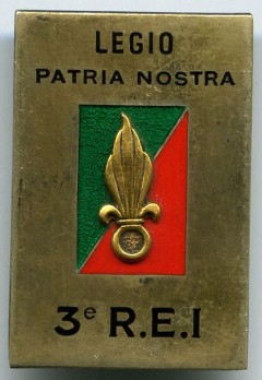  Insigne du 3° Régiment Etranger d' Infanterie .Créé en 1914 ce Régiment à la double fourragère - Légion d' Honneur et Croix de Guerre 1914 1918- est peut être le plus célèbre de la Vieille Légion .( Par opposition à l' avènement des B.E.P. en INDOCHINE et des R.E.P. en A.F.N. ) 