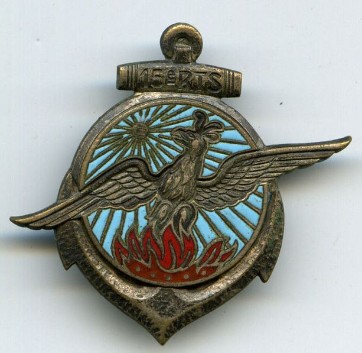  L'insigne du 15° Régiment de Tirailleurs Sénégalais Recréé pour la guerre d' ALGERIE il arbore le phenix oiseau fabuleux qui renait de ses cendres 