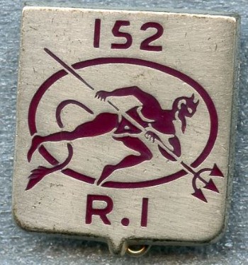 Le diable rouge du 15-2 est un glorieux régiment à Fourragère Rouge  qui a été créé en 1794 Il occupe les postes au Sud Ouest de la zone il survivra un temps aux dissolutions de 1962