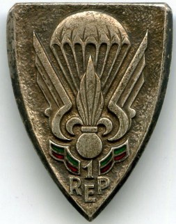 Le 1° Bataillon Etranger de Parachutistes a été créé en 1947. Devenu régiment en 1955 il a conservé son  insigne.