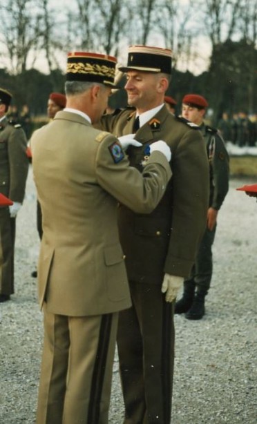 Le Général remet les Ordes Nationaux .Il décore son Chef de Cabinet -hasard du calendrier -un 1° Mars  date anniversaire de sa blessure au combat en ALGERIE
