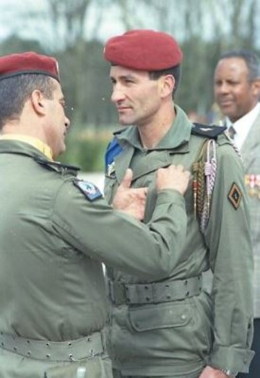  Le Colonel JP VOLA décore le Capitaine BELARBRE