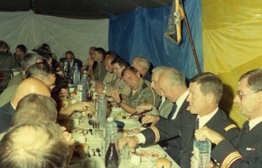  Dans  une tente décorée de parachutes ,une table est dressée pour le chef de corps ,son etat Major et ses invités  Le Fanion-Colonel -fixé sur une lance- marque la présence du Chef de Corps  