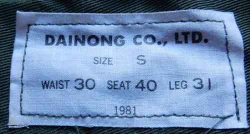 Pantalon long et son étiquette de fabrication