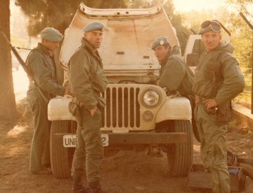 Panne d'une jeep du convoi. Le Groupe d' Escorte débarqué les Sous Officier font un bilan et parfois parviennent à dépanner. 