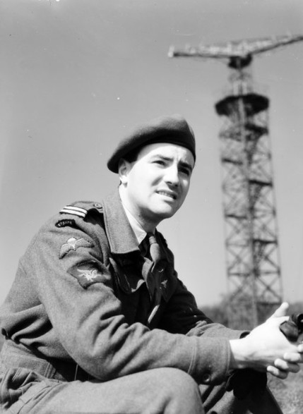    Lieutenant Français du 4° SAS posant devant la tour de lancement