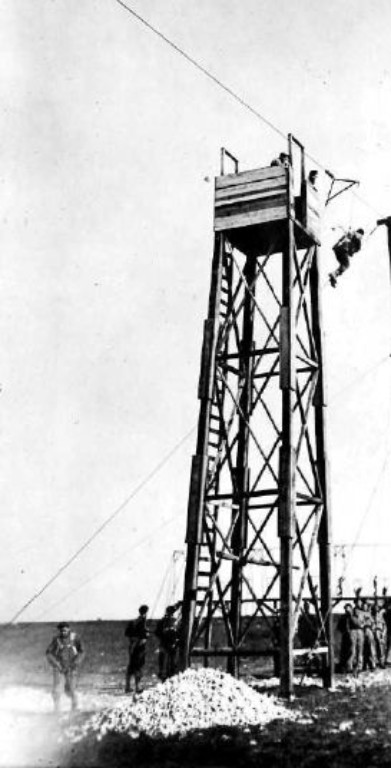  Pylone de départ de la roulette décrite comme tour de lancement par Robert WAGENER La complexité de la tour d' ISTRES et le manque de moyens n'ont peut être pas permis d' en ériger une pendant la durée du séjour à AVORD du 1° RCP.